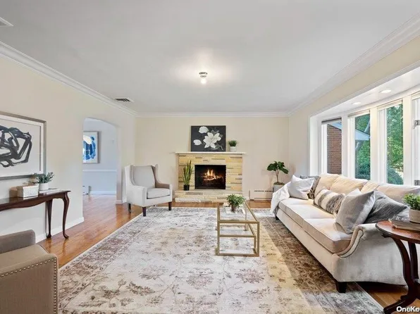 2 Hewlett Drive, Old Westbury, NY 11568