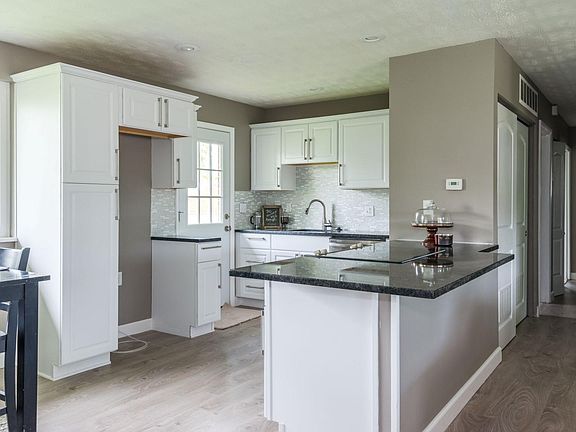 5th image of 4555 Woodbine Ave