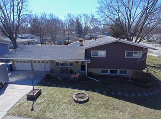 547 Williams Dr, South Elgin, IL 60177