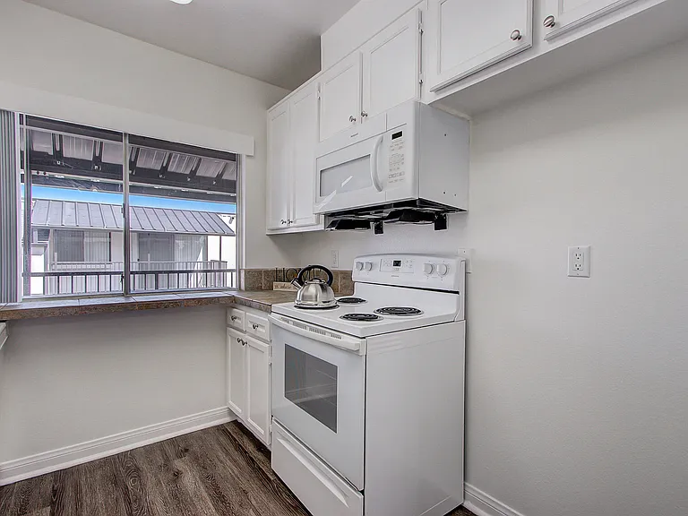 The Californian Apartments- HB — Photo 20