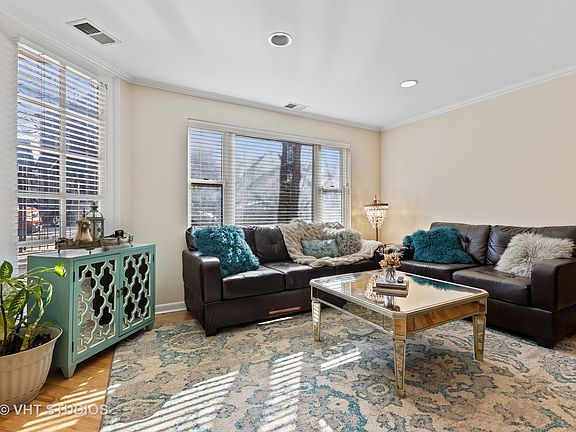 3rd image of 3026 N Kenmore Ave #1