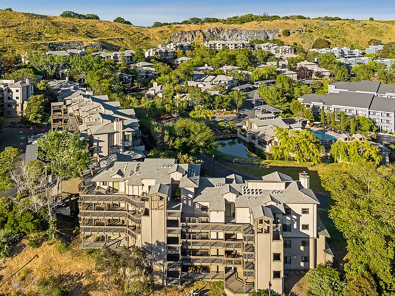 Larkspur Courts — Photo 27