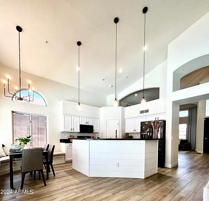 4 bed, 2379 sqft, $4,300 — Photo 4
