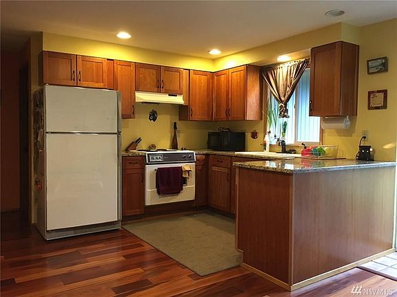 2nd image of 2410 W Lake Dr SE
