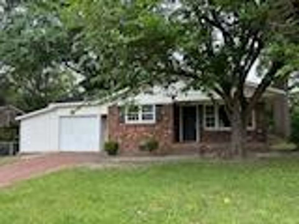 1st image of 1817 Camelot Dr