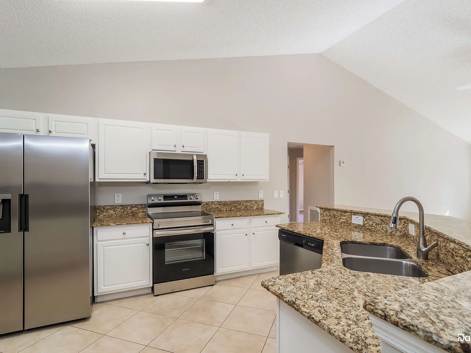 4 bed, 3.0 bath, 2530 sqft, $3,115 — Photo 4