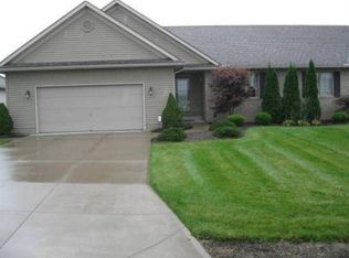 1148 Pine Bluff Dr NE, New Philadelphia, OH
