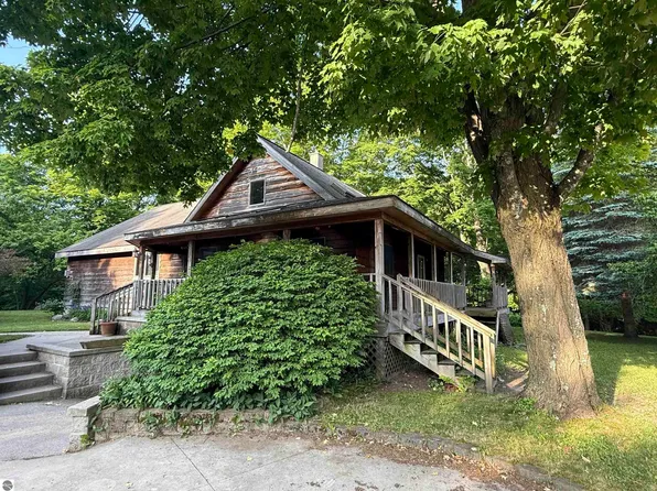 1370 Hidden Hollow Dr, Beulah, MI 49617