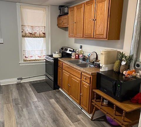 4th image of 15 E Lee St