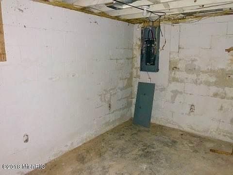 3rd image of 2072 Peterson Dr
