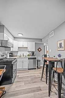 604 Clark St — Photo 32