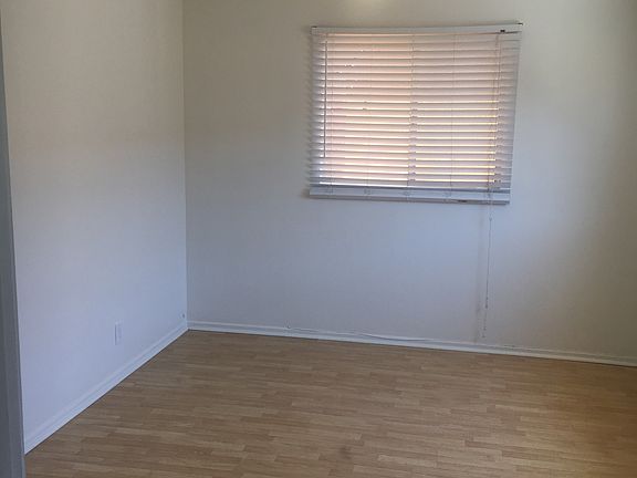 5th image of 310 Dahlia Pl APT E