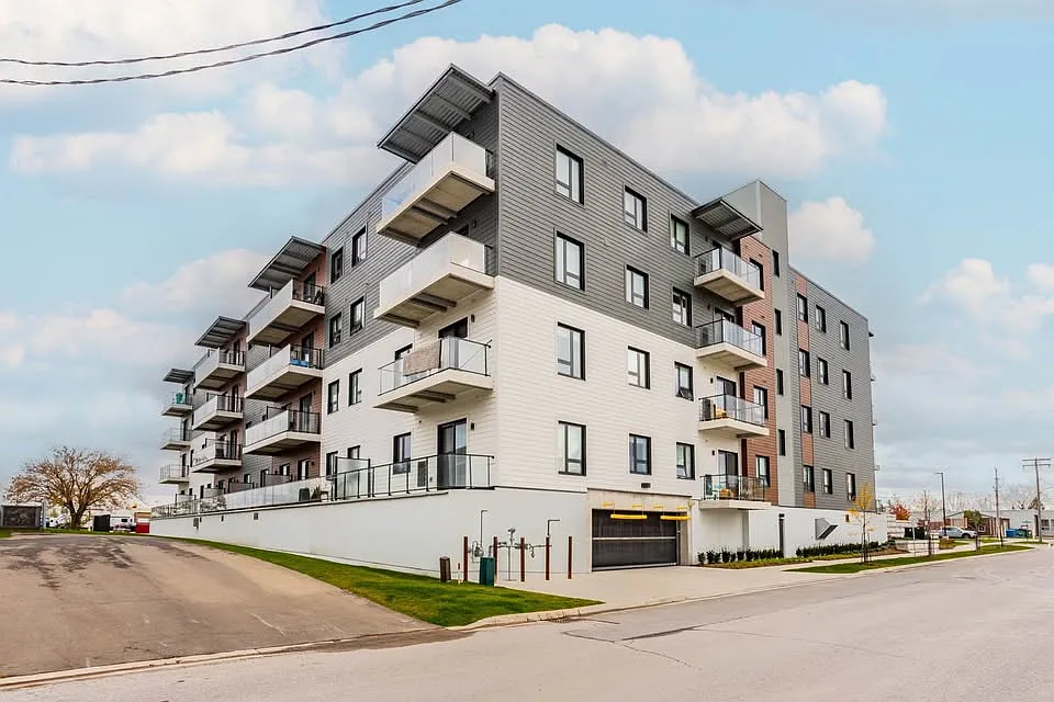2 bed, $2,018 — Photo 2