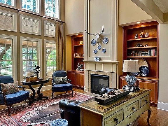 Fam Rm w/see thru fireplace