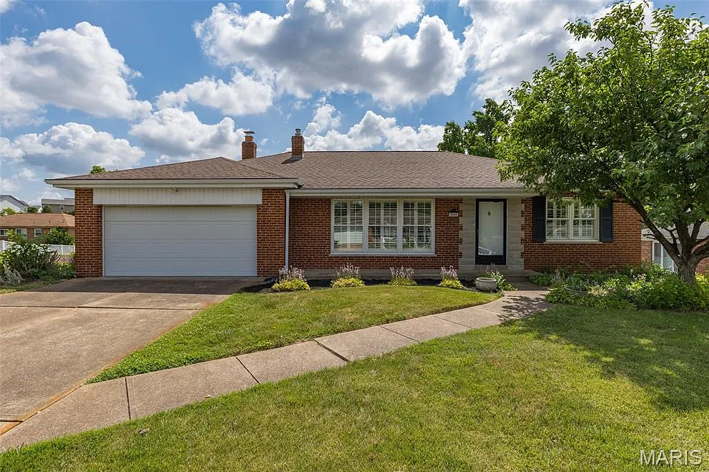 9900 Knollshire Dr photo 1