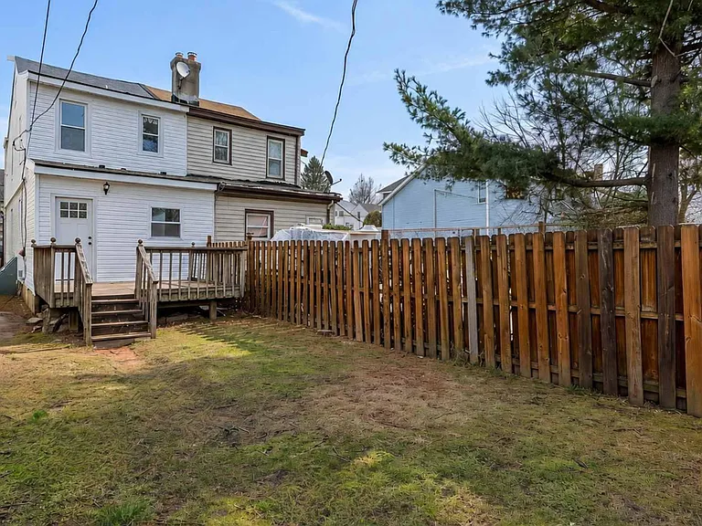209 Woodlawn Ave — Photo 16