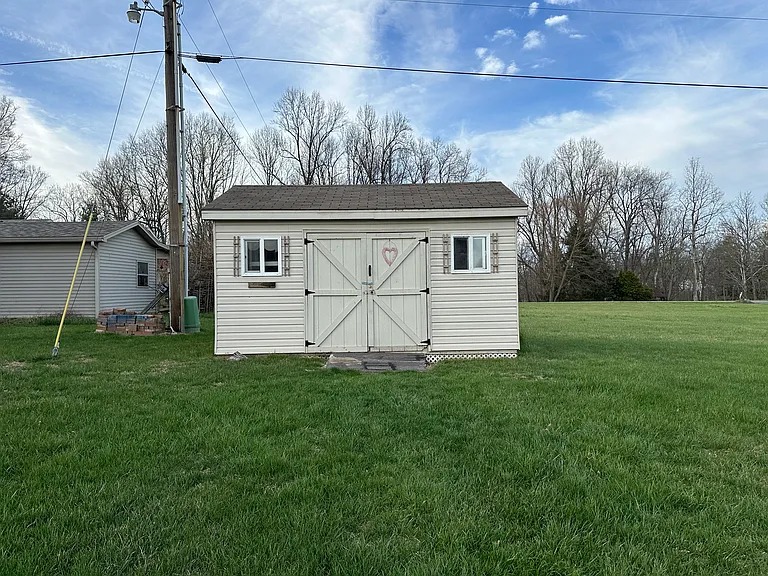202 Fairview Cir — Photo 3