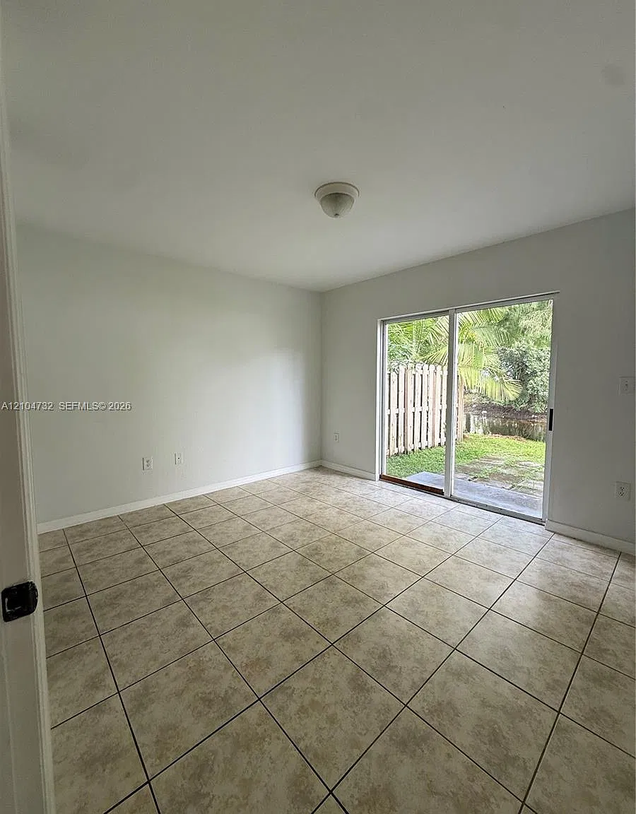 Ibis Villas At Doral Cond — Photo 3