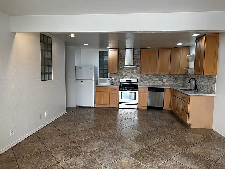 3874 1/2 Riviera Dr #3874-1/2 — Photo 4