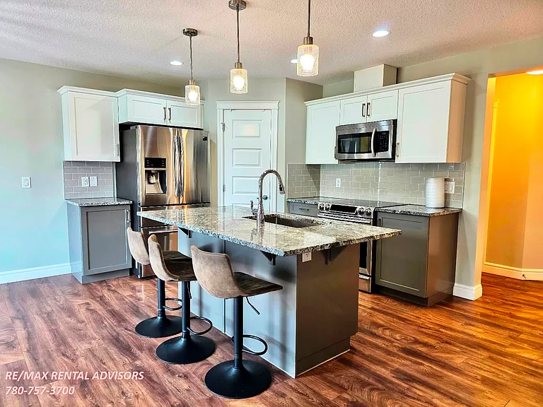 3885 Robins Cres NW — Photo 3