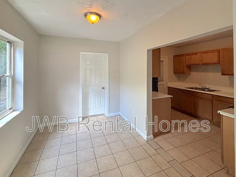 2248 Inwood Cir S — Photo 6