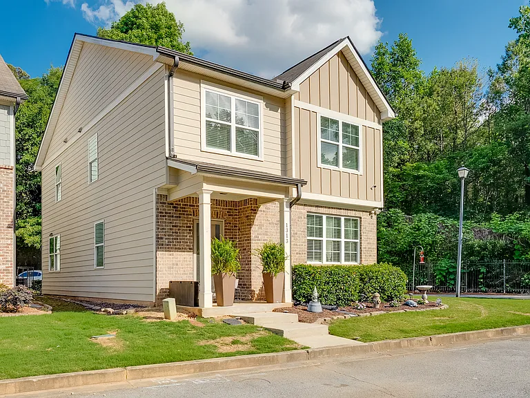 1313 Sweetbriar Cir — Photo 1