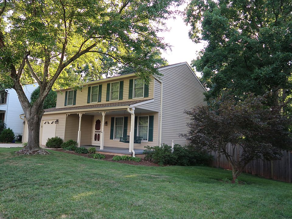 Beautiful lot, great neighborhood, walking path right next to house! 7 min to downtown Herndon. Close to Rt 7 and Fairfax County Pkwy.