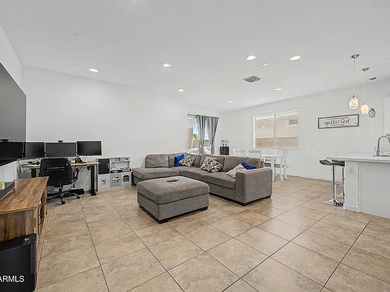 9012 W Solano Dr — Photo 5
