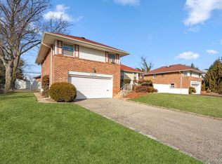 527 Alicia Dr, Westbury, NY 11590