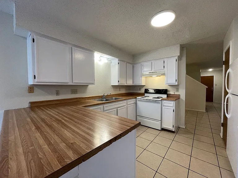1303 Conway Dr — Photo 6
