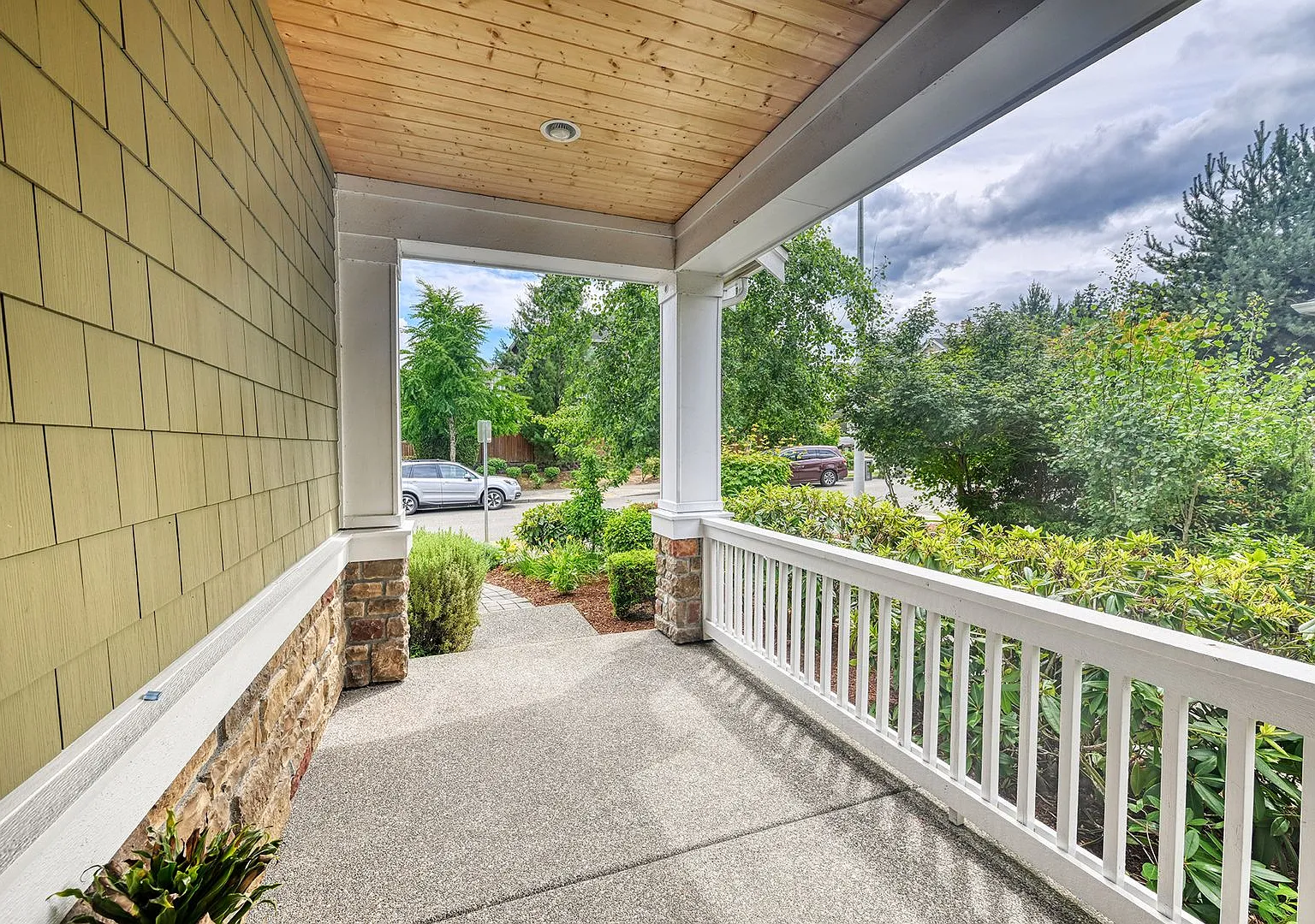 Spacious 4-Bed Home in the Northshore School District — Photo 4