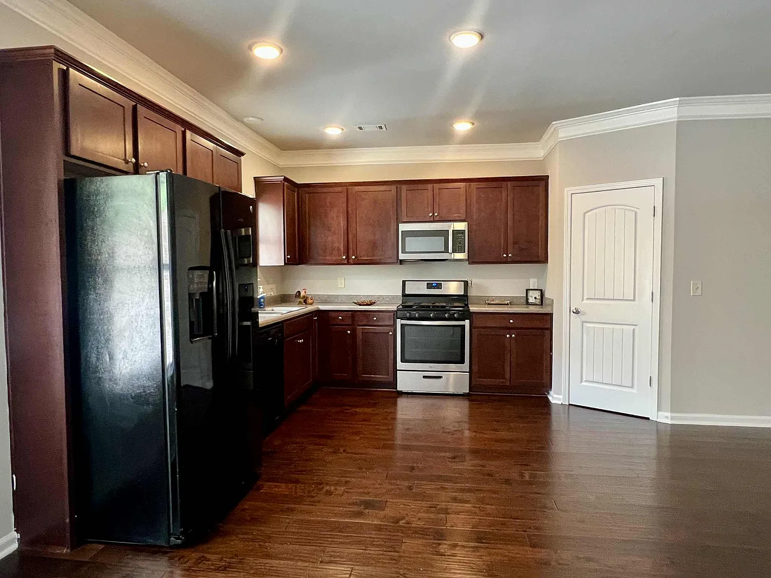 3 bed, 1850 sqft, $1,975 — Photo 3
