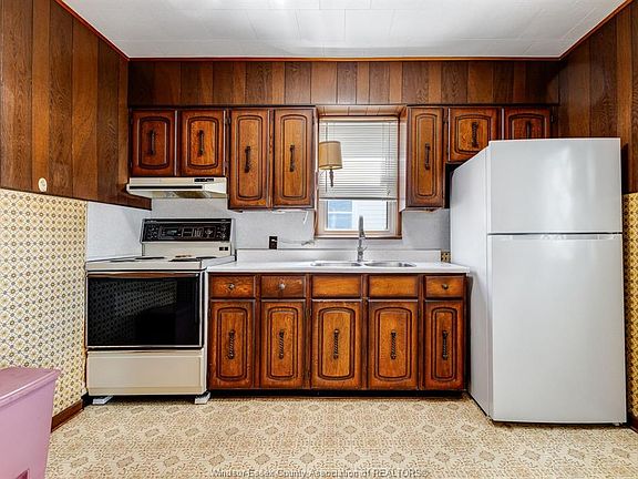4th image of 1437 Gladstone Ave