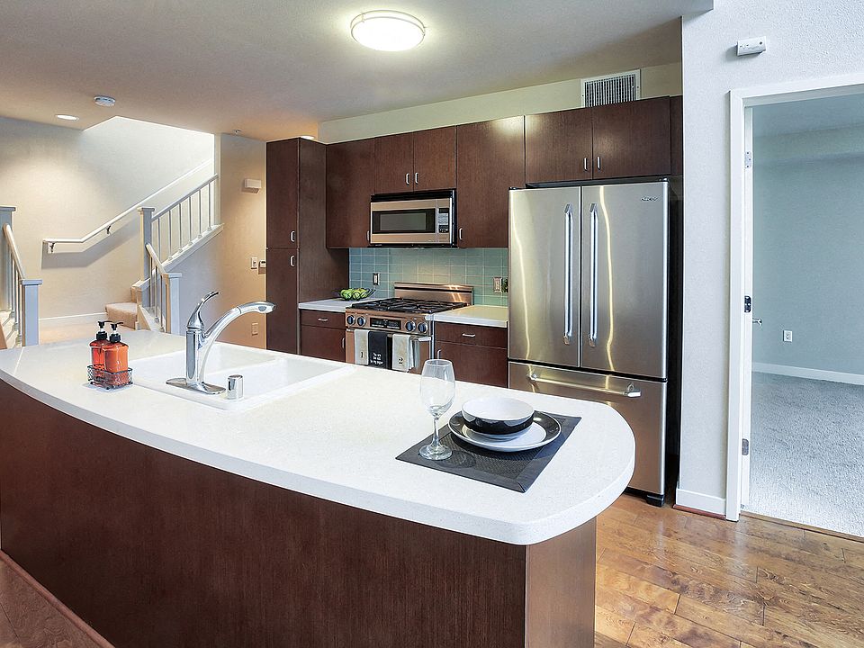 Kitchen islands with quartz countertops