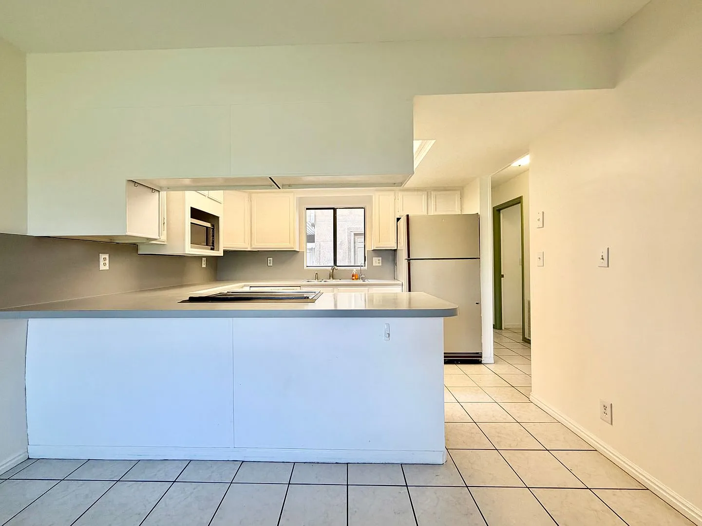 2,800 Sq. Ft. 3-Bedroom Townhome | 2 Kitchens + 2 Laundry Sets + Huge Finished Basement — Photo 4