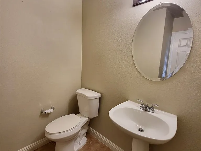 8236 W Rochelle Ave — Photo 5