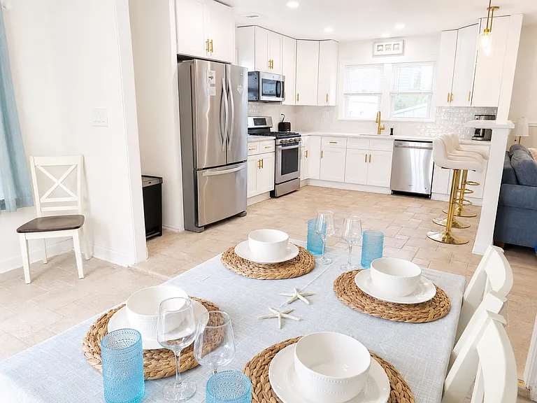 131 W Roberts Ave — Photo 1