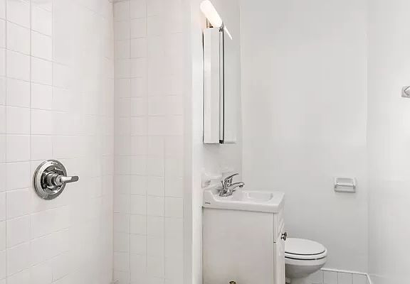 5th image of 581 Hudson St #5C