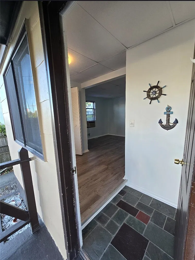 1 bed, 1.0 bath, 725 sqft, $1,250 — Photo 2