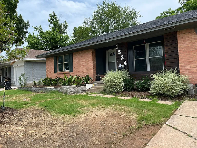 1324 Juanita St — Photo 2