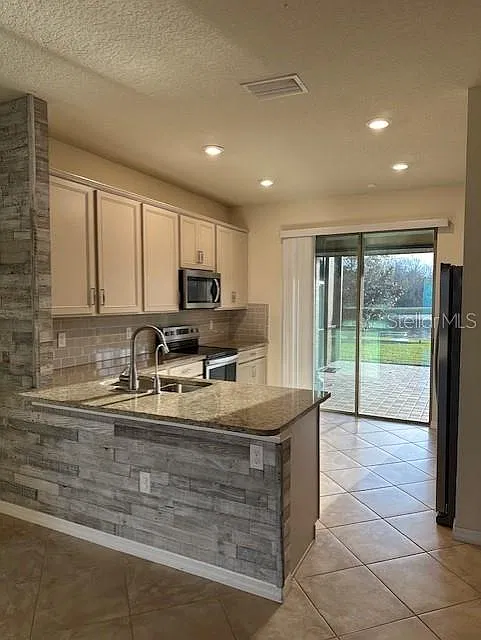 4 bed, 3.0 bath, 2172 sqft, $3,000 — Photo 2