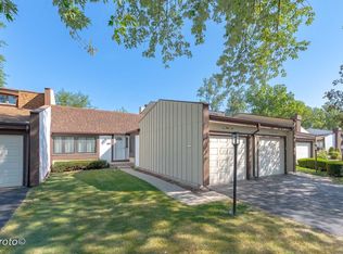 189 Cascade Dr, Indian Head Park, IL 60525