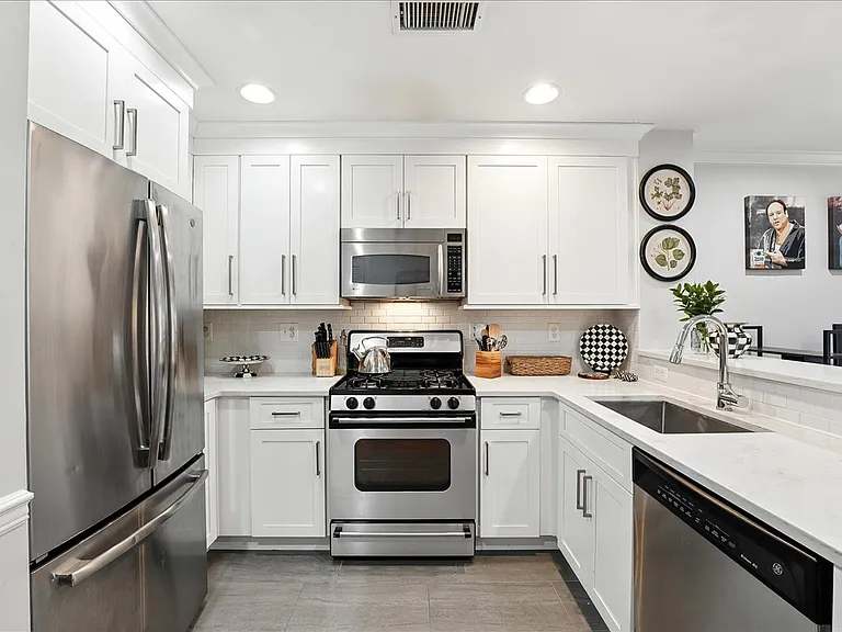 812 Grand St #412 — Photo 12