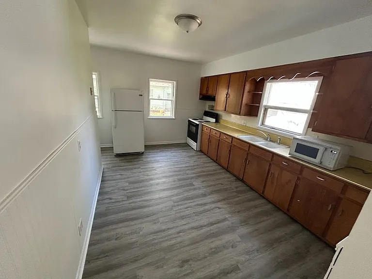 114 W Alexander St — Photo 4