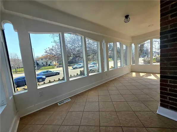 800 Valentine Rd, Kansas City, MO 64111