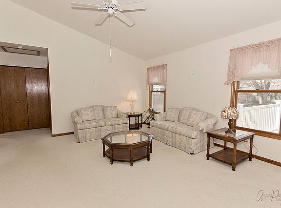 4th image of 513 Old Country Way