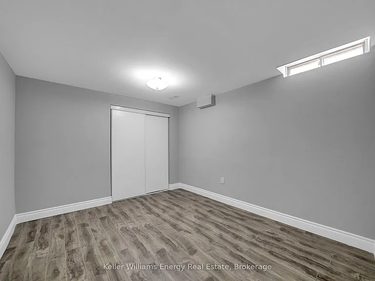 1137 Norman Cres #LOWER — Photo 15