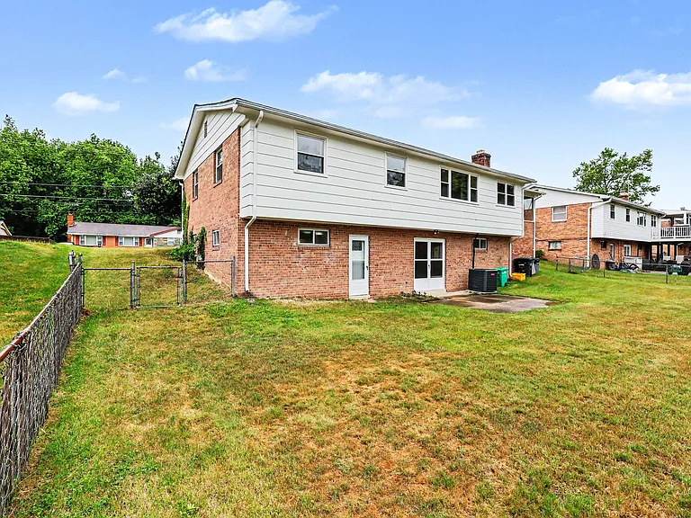 7014 Dower House Rd — Photo 26