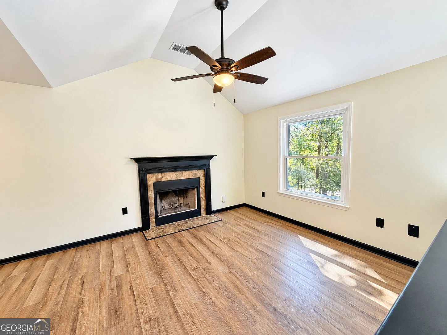 4 bed, 2.0 bath, 1359 sqft, $2,400 — Photo 3