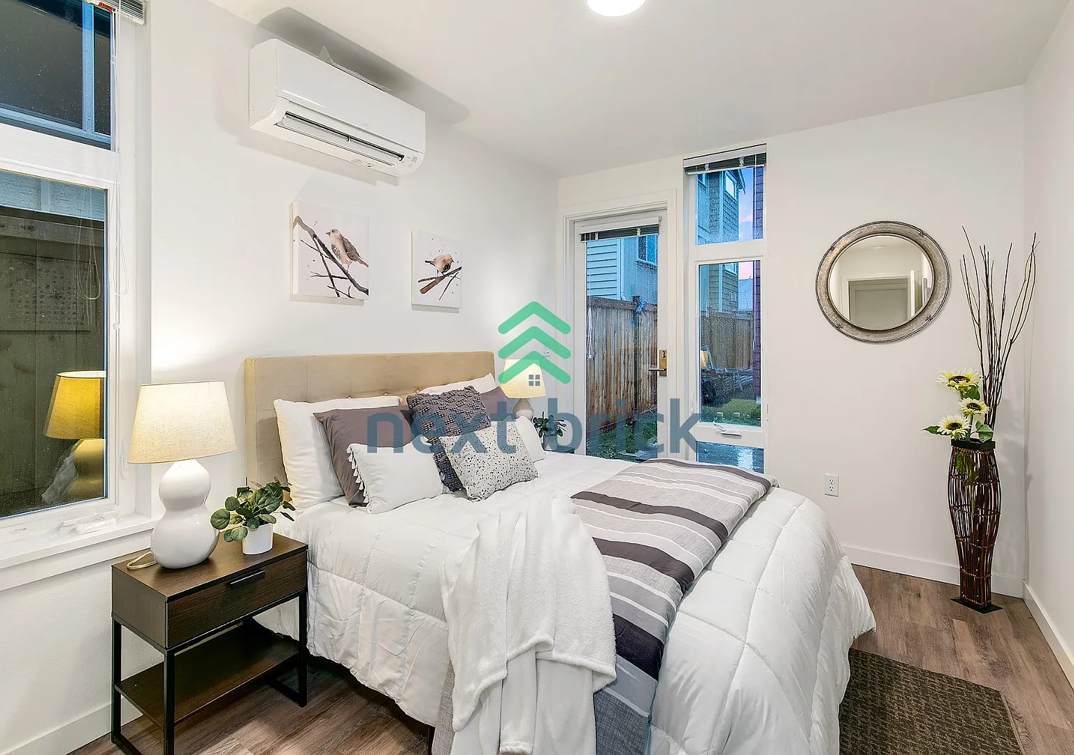 "Modern 3 Bed, 2.5 Bath Central District Residence with Garage" — Photo 2